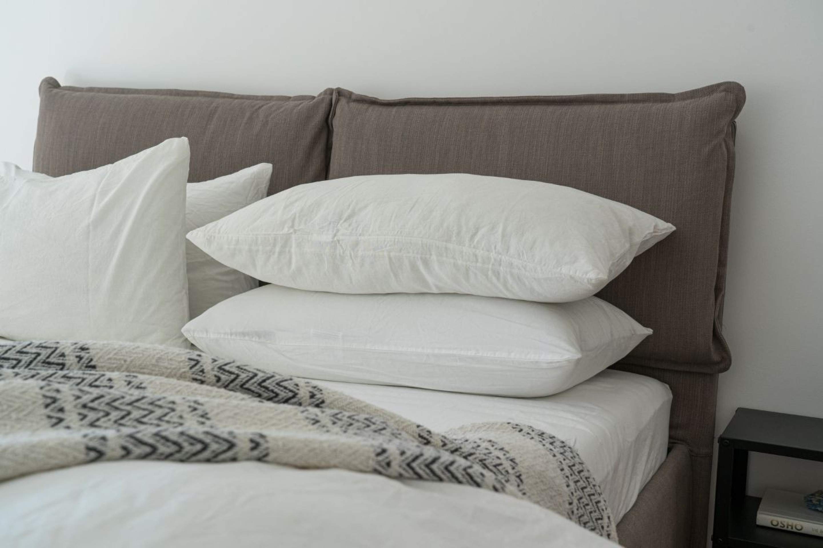 Manter o travesseiro limpo é essencial para garantir noites de sono mais saudáveis e confortáveis Cama com travesseiros