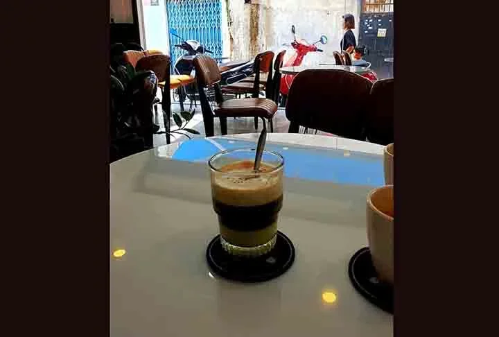 Café com leite condensado e sal ; veja essa variação exótica -  Ph??ng Huy/Wikimedia Commons