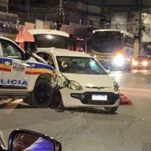 Foragido, suspeito de homicídio bate carro em viatura da PM em perseguição - Redes sociais.