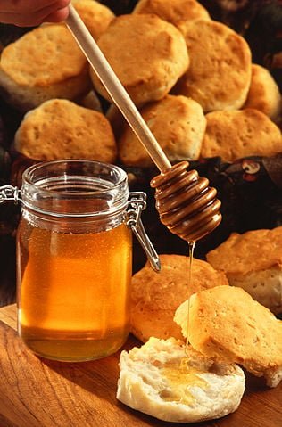 Pessoas com diabetes não devem consumir mel, pois, embora ele tenha um índice glicêmico menor que o açúcar comum, eleva a taxa de glicose do sangue.