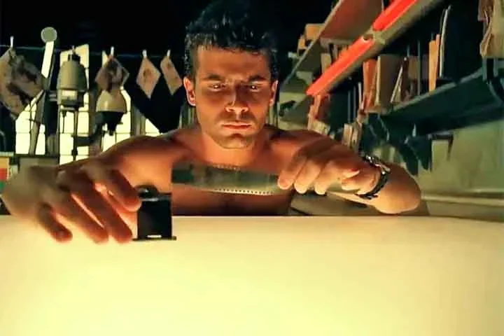 Lauro Corona foi um dos grandes nomes da televisão brasileira nos anos 80, deixando uma marca profunda nas produções da TV Globo. Seu talento natural, carisma e a capacidade de interpretar papéis complexos e emocionantes o tornaram um dos galãs mais queridos de sua geração. -Divulgação