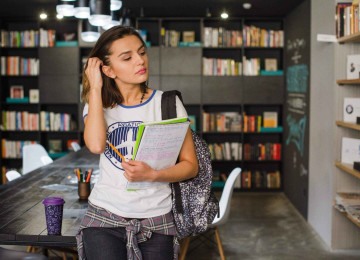Aluna do ensino médio deixa sala de estudos, pensando sobre que outros conteúdos ainda precisa revisar para garantir uma melhor nota no Enem  -  (crédito: Freepik)