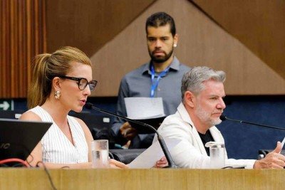 Juliano Lopes (Podemos) – ao lado da vereadora Flávia Borja (DC) –, durante sessão na Câmara Municipal de Belo Horizonte -  (crédito: DARA RIBEIRO/EM/D.A.PRESS)