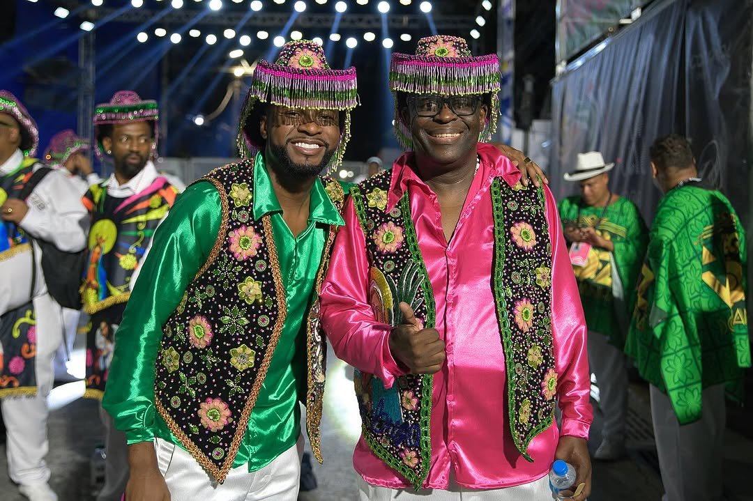 Marquinho ArtSamba e Dowglas Diniz (Mangueira) - Nascido em Mesquita, Marquinhos ficou conhecido pelas suas passagem na Unidos de Padre Miguel, Imperatriz Leopoldinense e ImpÃ©rio Serrano. No entanto, foi na EstaÃ§Ã£o Primeira que se firmou, desde 2018.