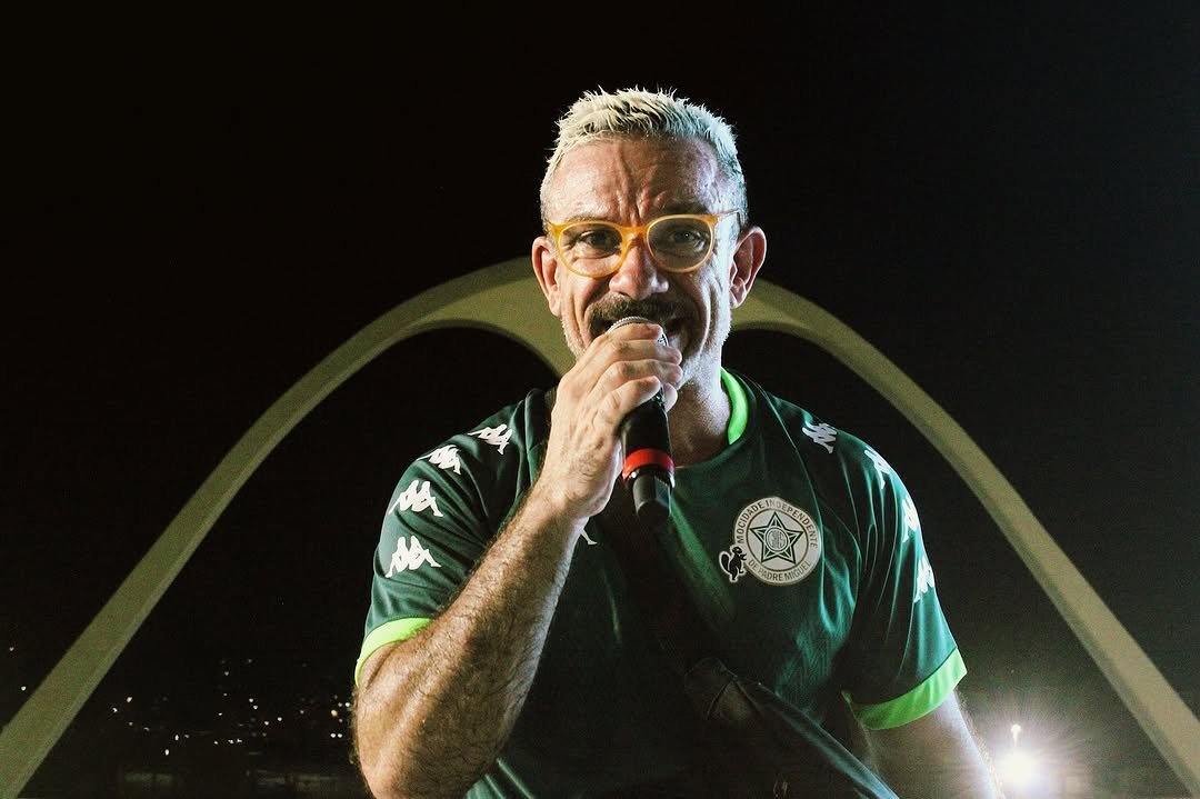 Depois, figurou no carro de som da Mangueira ao lado de Luizito e Rixxah, e mais tarde Ciganerey. Na Unidos do Viradouro, permaneceu por dez carnavais, com os títulos do acesso em 2014 e 2018 e do Especial em 2020. O intérprete também busca seu primeiro Estandarte de Ouro.