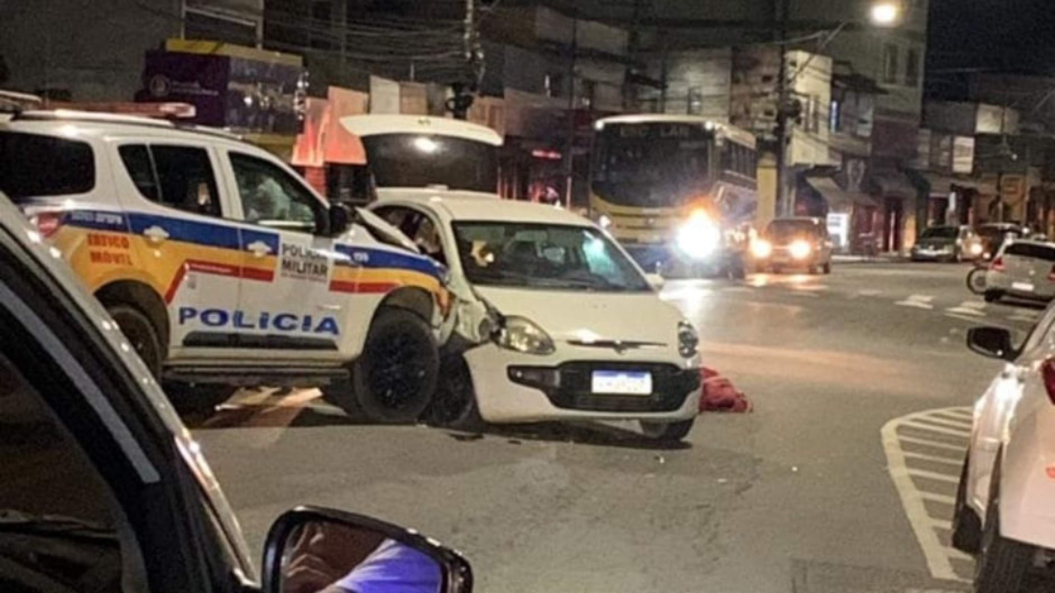 Foragido, suspeito de homicídio bate carro em viatura da PM em perseguição