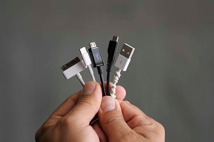 Se for preciso utilizar o celular, desconecte-o do carregador, principalmente se estiver numa ligação. Evite ficar perto do celular durante a recarga.