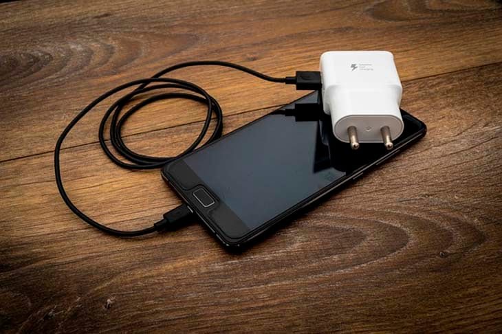 Não recarregue o aparelho em áreas molhadas como banheiro, cozinha e área de serviço, e evite também utilizar o celular com os pés descalços nesses ambientes.  