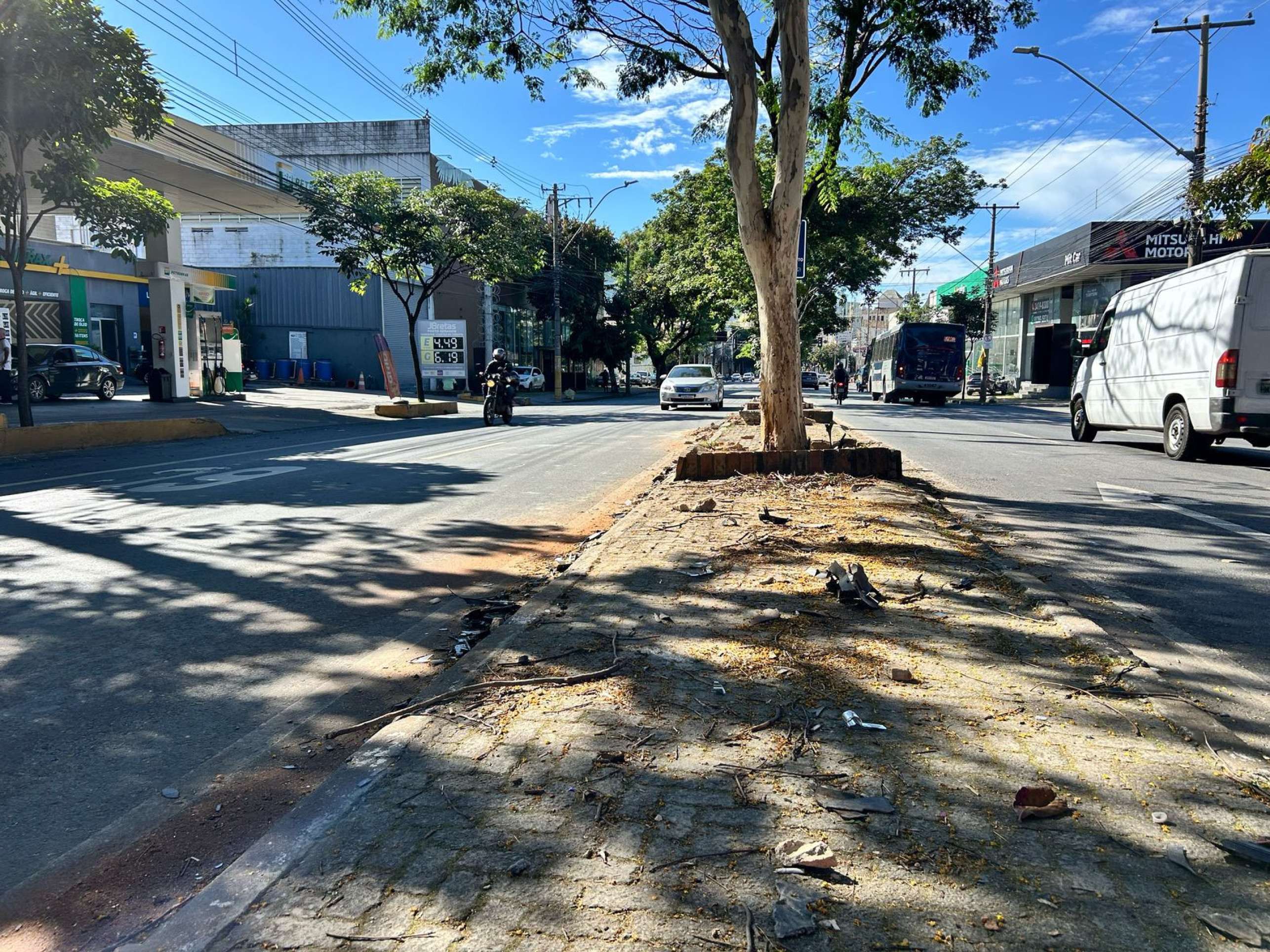 Destroços e peças dos veículos ficaram espalhados no canteiro da avenida Destroços e peças dos veículos ficaram espalhados no canteiro da avenida