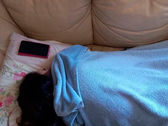 Não durma com o celular. É muito comum a pessoa se deitar com o celular, usá-lo até pegar no sono e permanecer ao longo da noite com o aparelho na cama. Não faça isso. Use o celular enquanto estiver acordado e depois deixe o aparelho em outro local. 