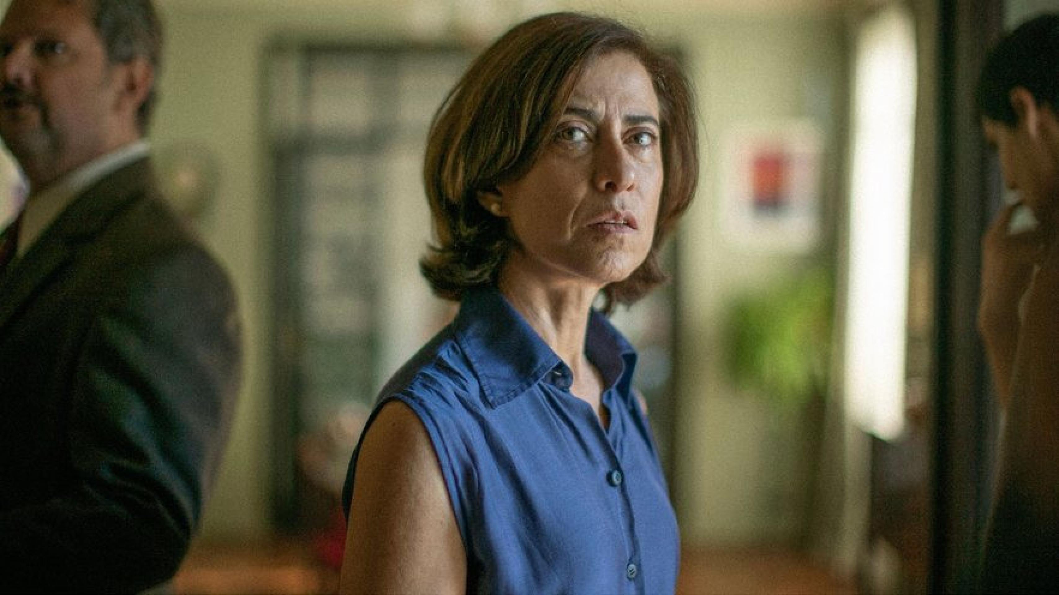 Elegante, Fernanda Torres corrige entrevistadores em campanha do Oscar