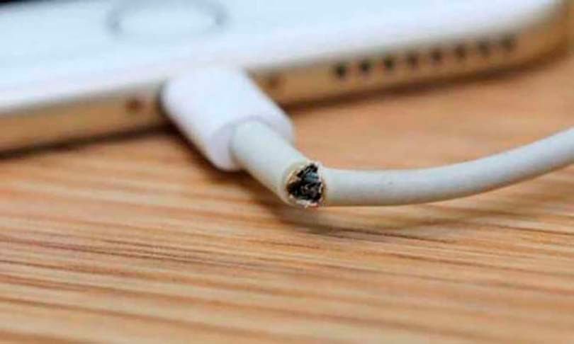 Em 2017, uma menina de 14 anos morreu eletrocutada no VietnÃ£ (e o caso teve repercussÃ£o internacional) ao se deitar sobre um fio de iphone desencapado, cujo carregador estava ligado Ã  tomada. Ela tinha colocado fita adesiva, mas nÃ£o adiantou. 