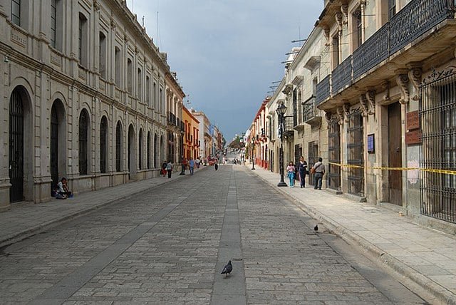 O complexo arquitetônico de Mitla, onde foi encontrada a estrutura relacionada ao submundo, fica a 44 km de Oaxaca, que foi o principal centro religioso da cultura pré-colombiana e ostenta, até hoje, mosaicos intrincados e bastante únicos