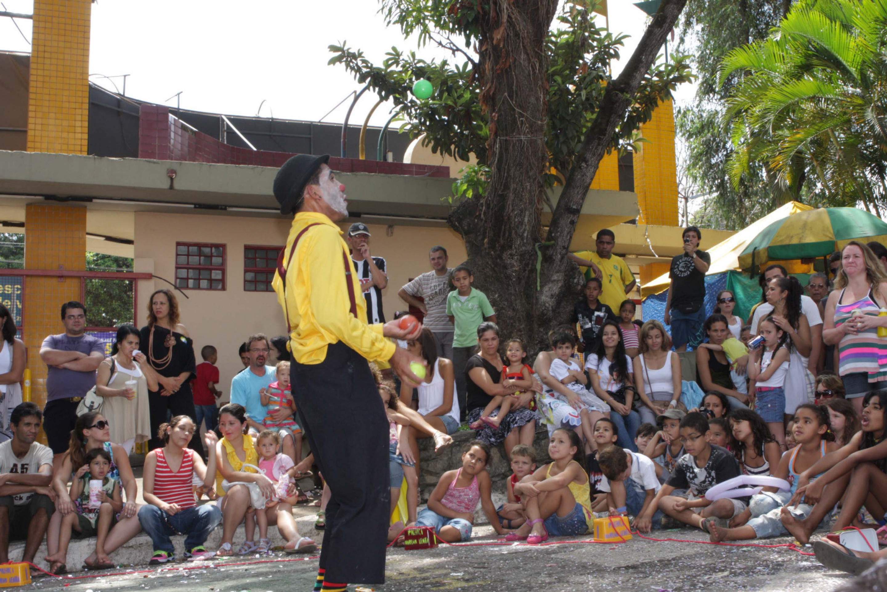 Palhaço Marcha Lenta se apresenta para a garotada numa praça em Betim