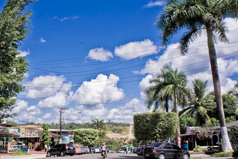 O município tem uma área de 25 mil km² e sua população, estimada pelo Instituto Brasileiro de Geografia e Estatística (IBGE) em 2020, era de 37.193 habitantes.