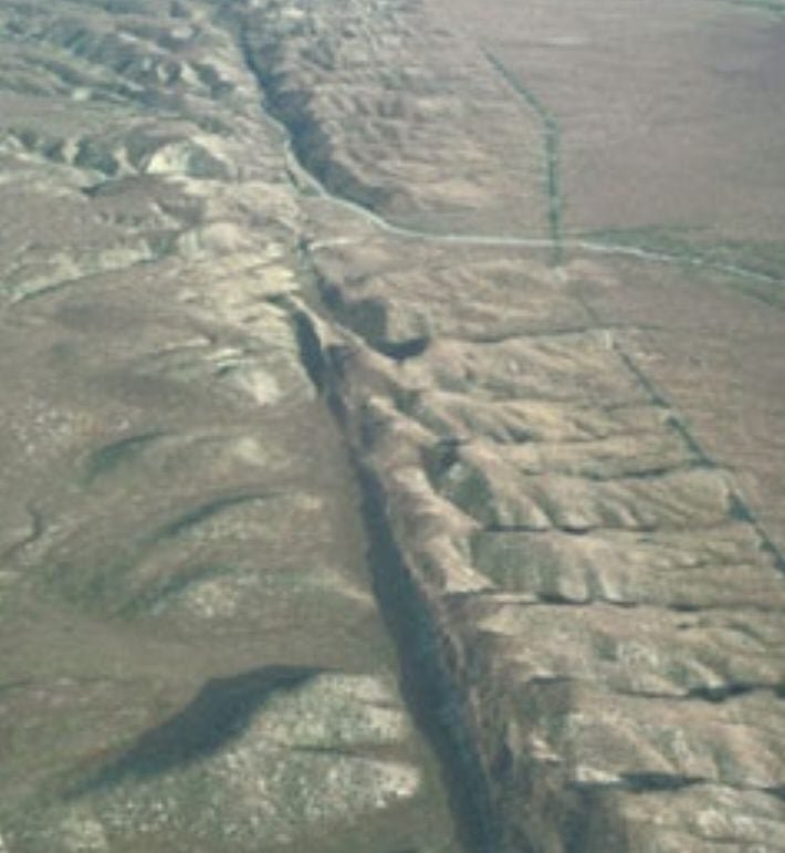 Na Califórnia, nos Estados Unidos, existe uma falha geológica conhecida como 