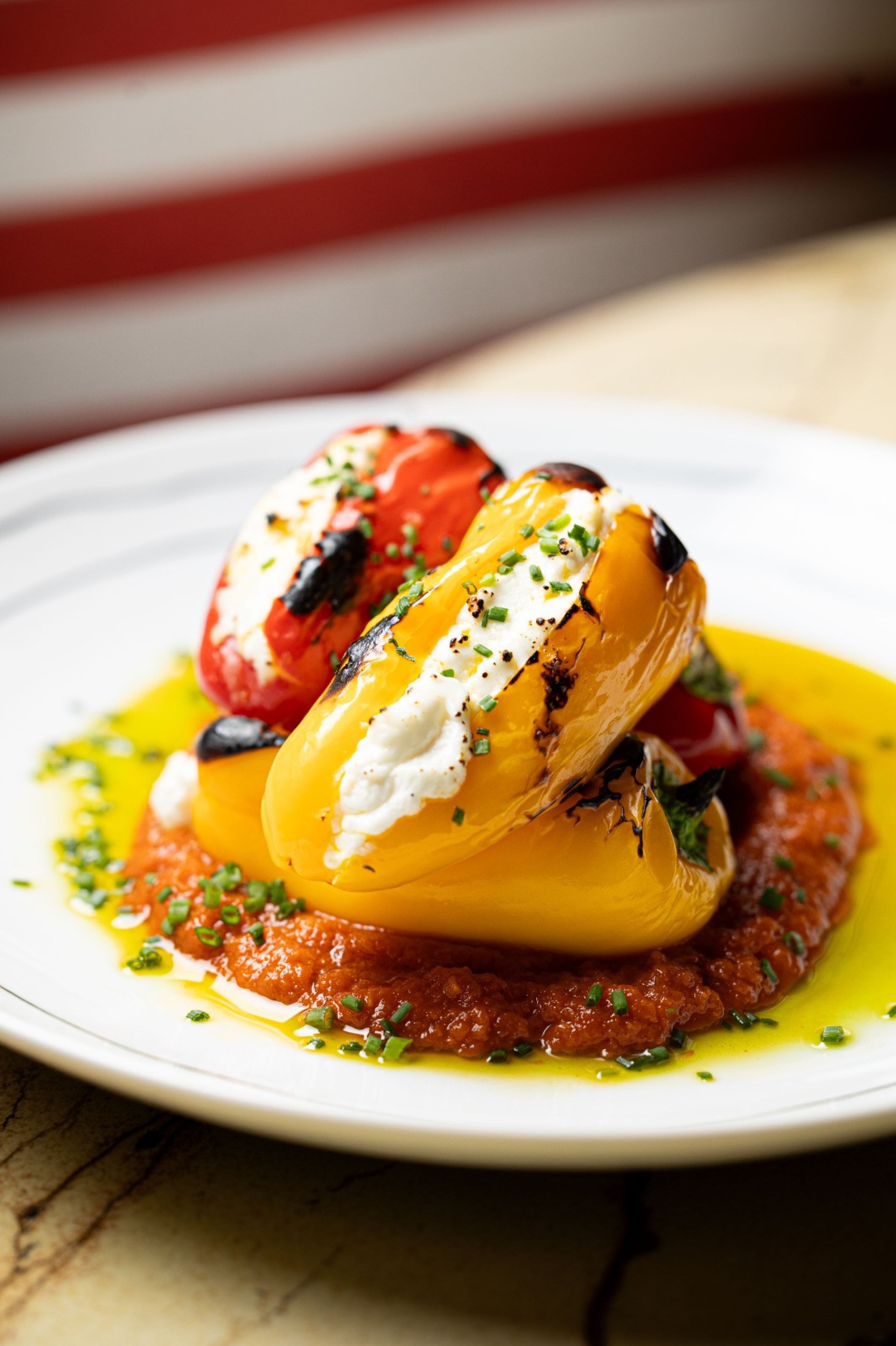 Mini pimentões assados e recheados com queijos canastra e boursin e molho de tomate Mini pimentões assados e recheados com queijos canastra e boursin e molho de tomate