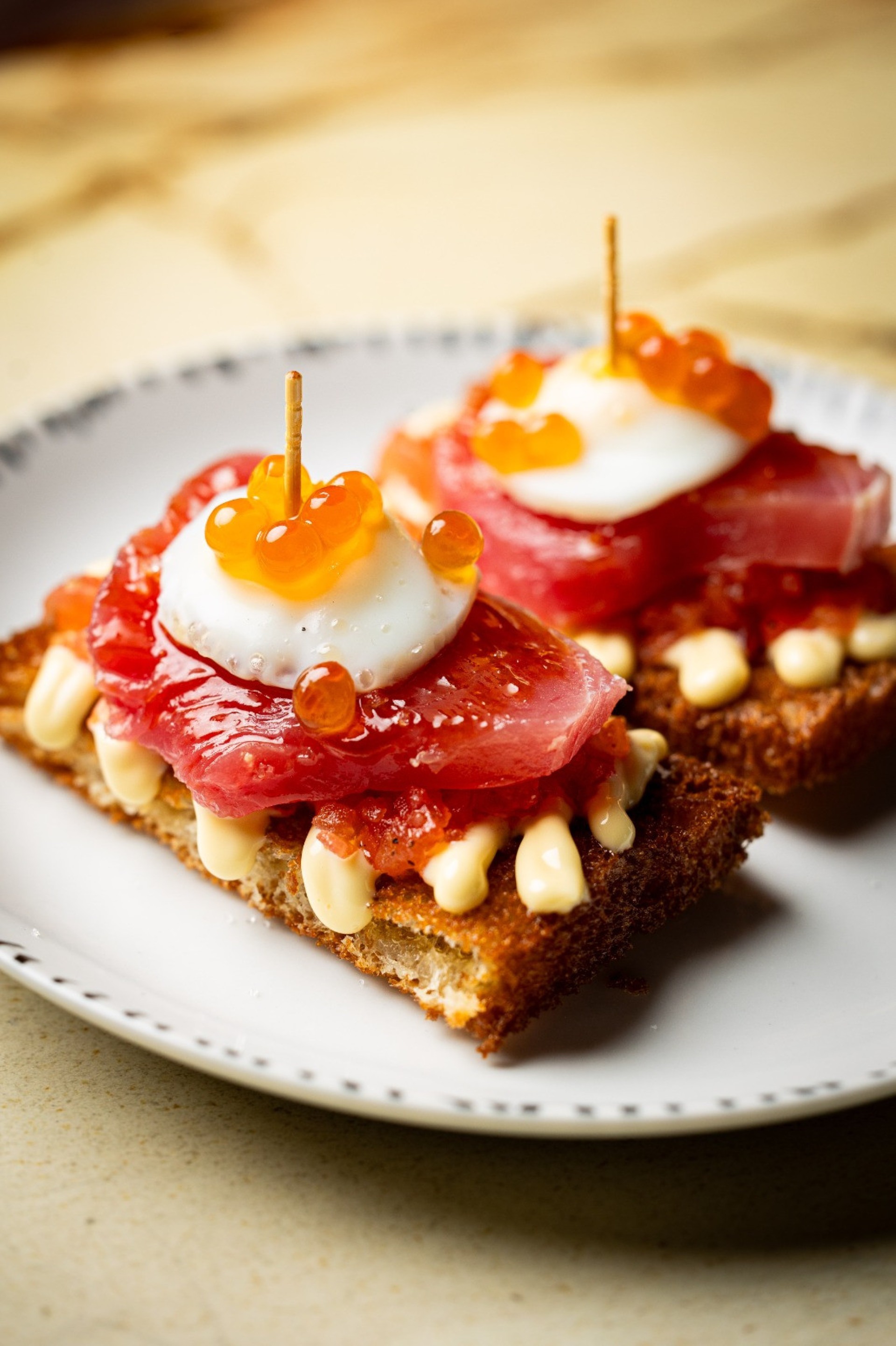 Brioche, atum fresco, maionese japonesa, ovo de codorna confit e ovas de salmão Brioche, atum fresco, maionese japonesa, ovo de codorna confit e ovas de salmão