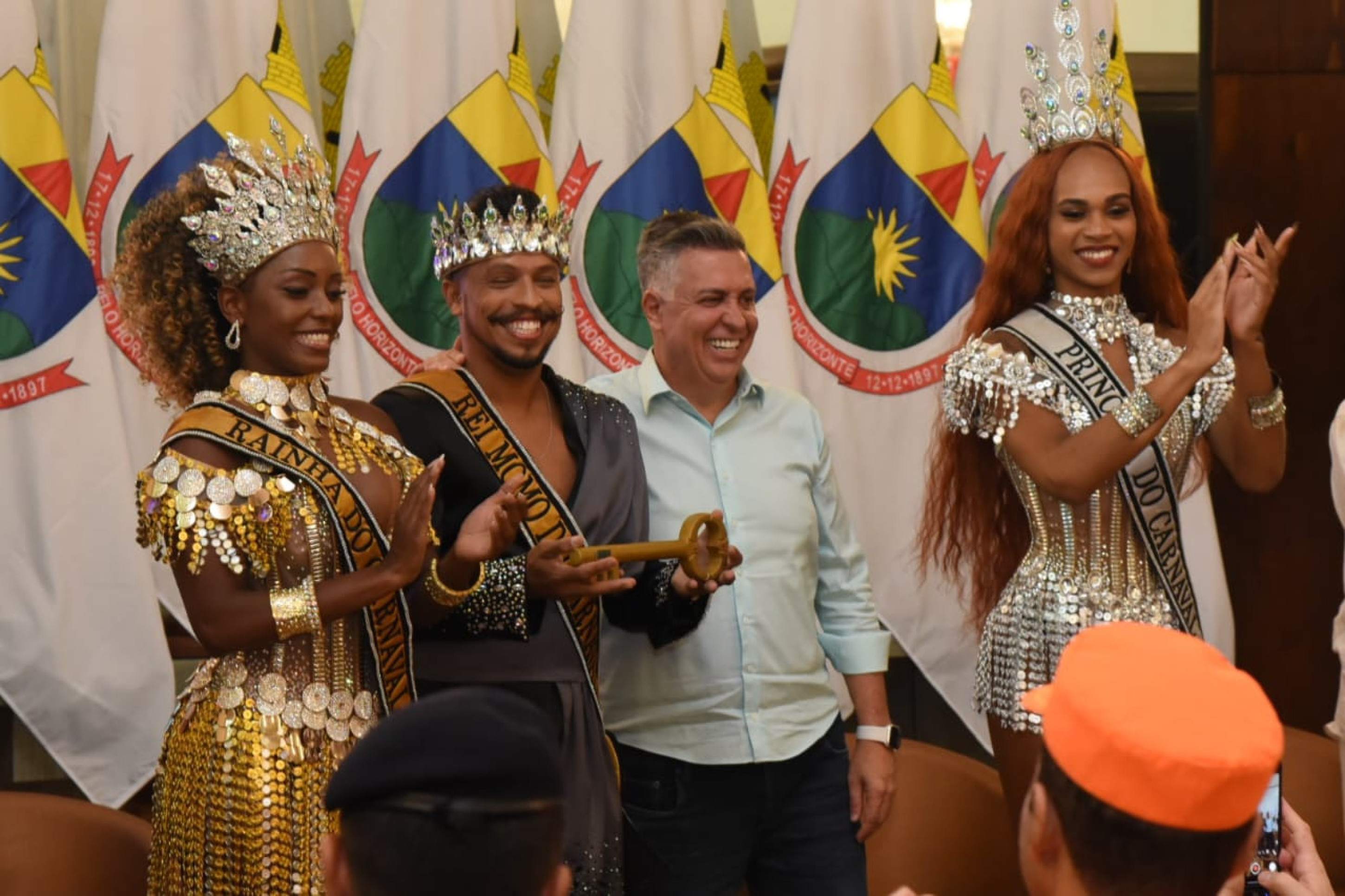 Prefeito em exercício Alvaro Damião entrega a chave da cidade para corte momesca Prefeito em exercício Alvaro Damião entrega a chave da cidade para corte momesca