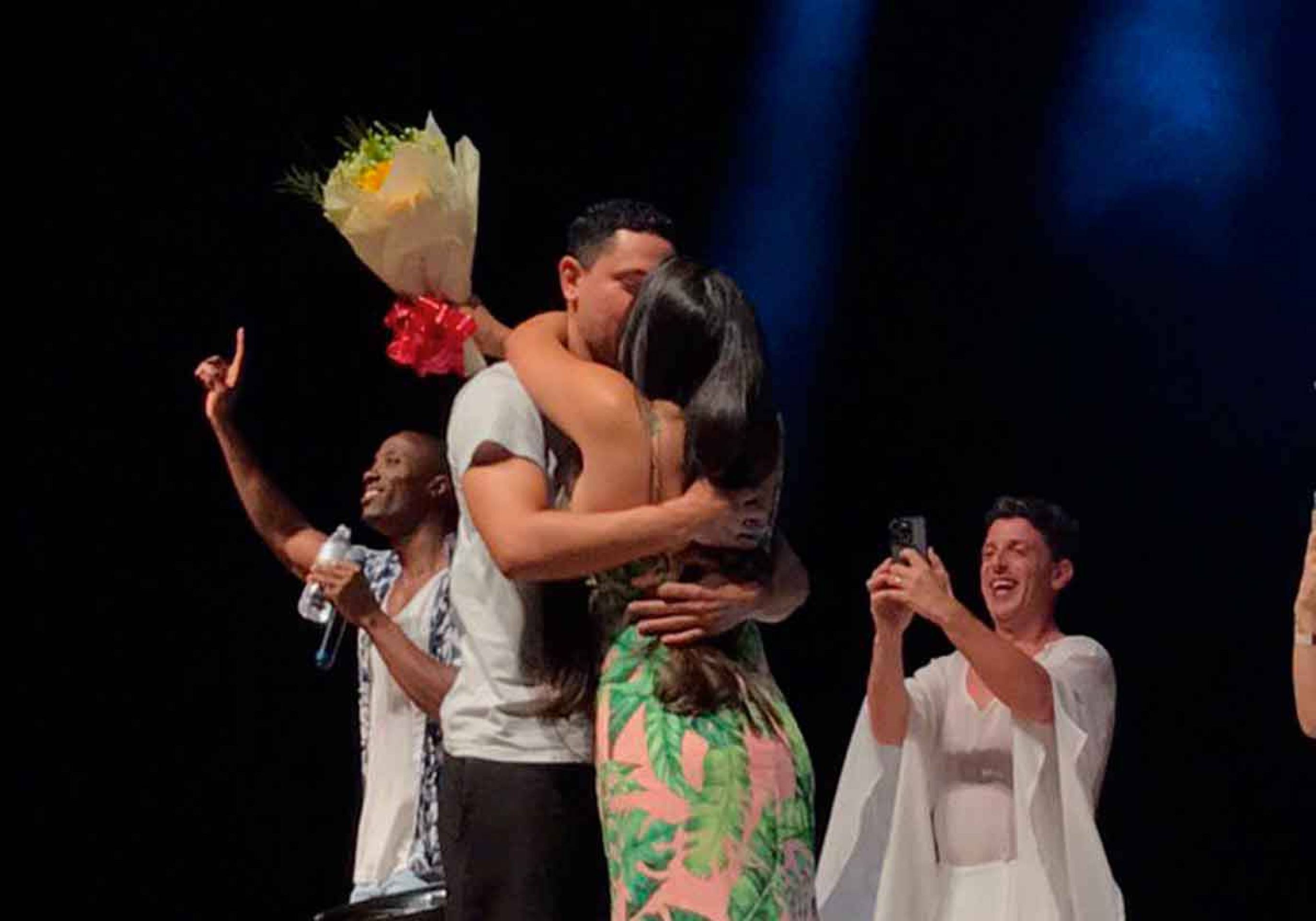 Campanha de teatro e dança é palco para pedido de casamento