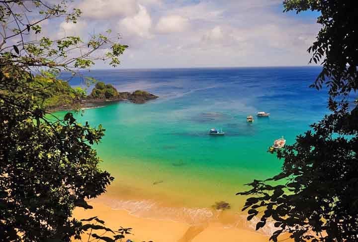 Localizado a uma distância de 545 quilômetros de Recife, a ilha de Fernando de Noronha serviu como um lugar onde diferentes prisões foram construídas ao longo de sua história. 