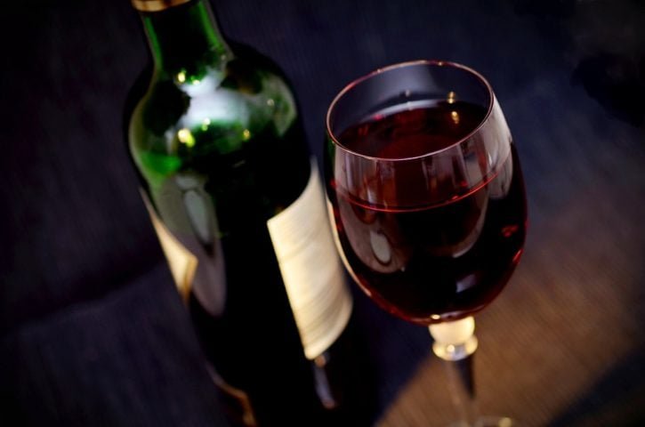 Dos vinhos tintos brasileiros avaliados, 24 se destacaram como os melhores. Dois rótulos empataram na primeira posição, cada um com 93 pontos em uma escala até 100. 