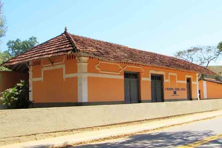 A Estação Ferroviária de Coronel Cardoso, inaugurada em 1914, era uma das principais estações do Vale do Café, em Valença, Rio de Janeiro. Após o fim do transporte de passageiros nos anos 1970, a estação passou por diversas transformações, mas continua funcionando até hoje.