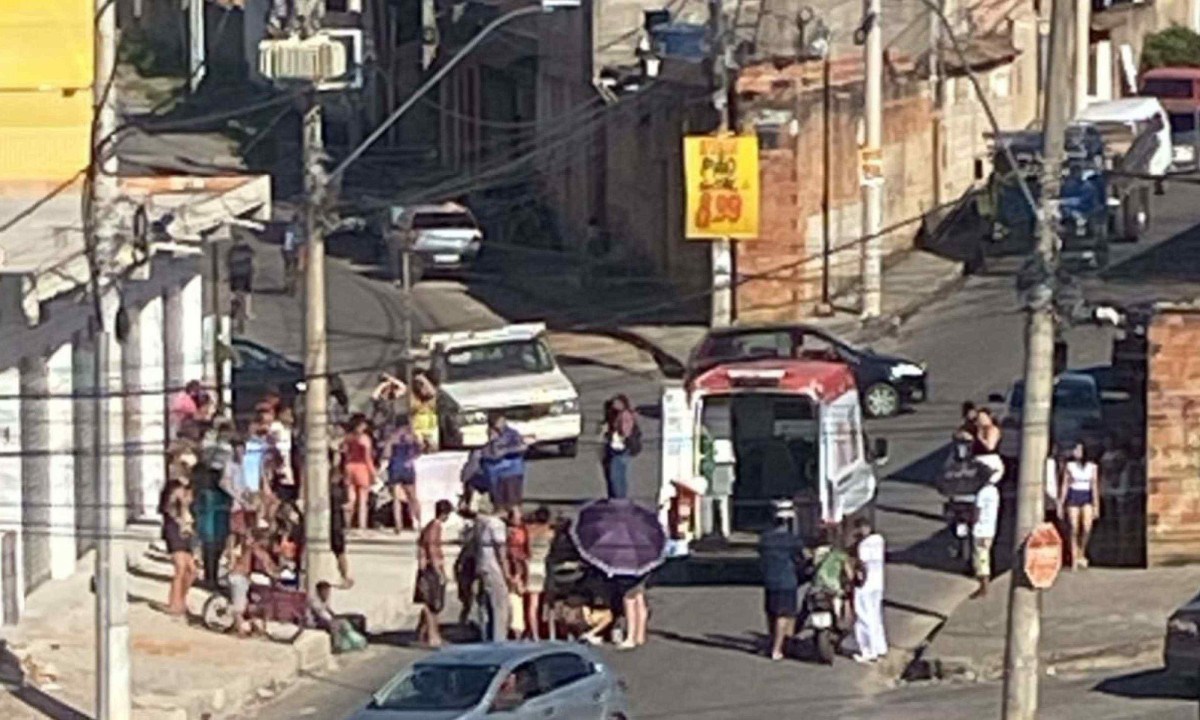 O helicóptero do Corpo de Bombeiros levou um dos motociclistas em estado grave para o Hospital João XXIII -  (crédito: CBMMG/Divulgação )