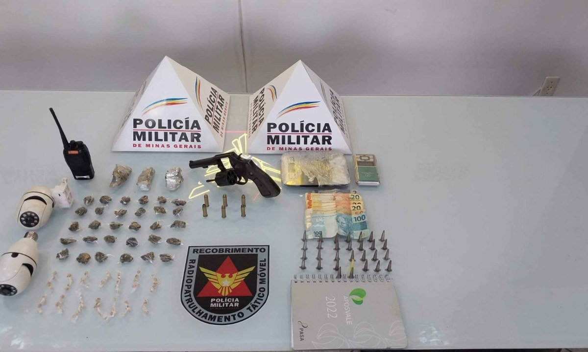 Itens encontrados no imóvel dos suspeitos  -  (crédito: PMMG/Divulgação )