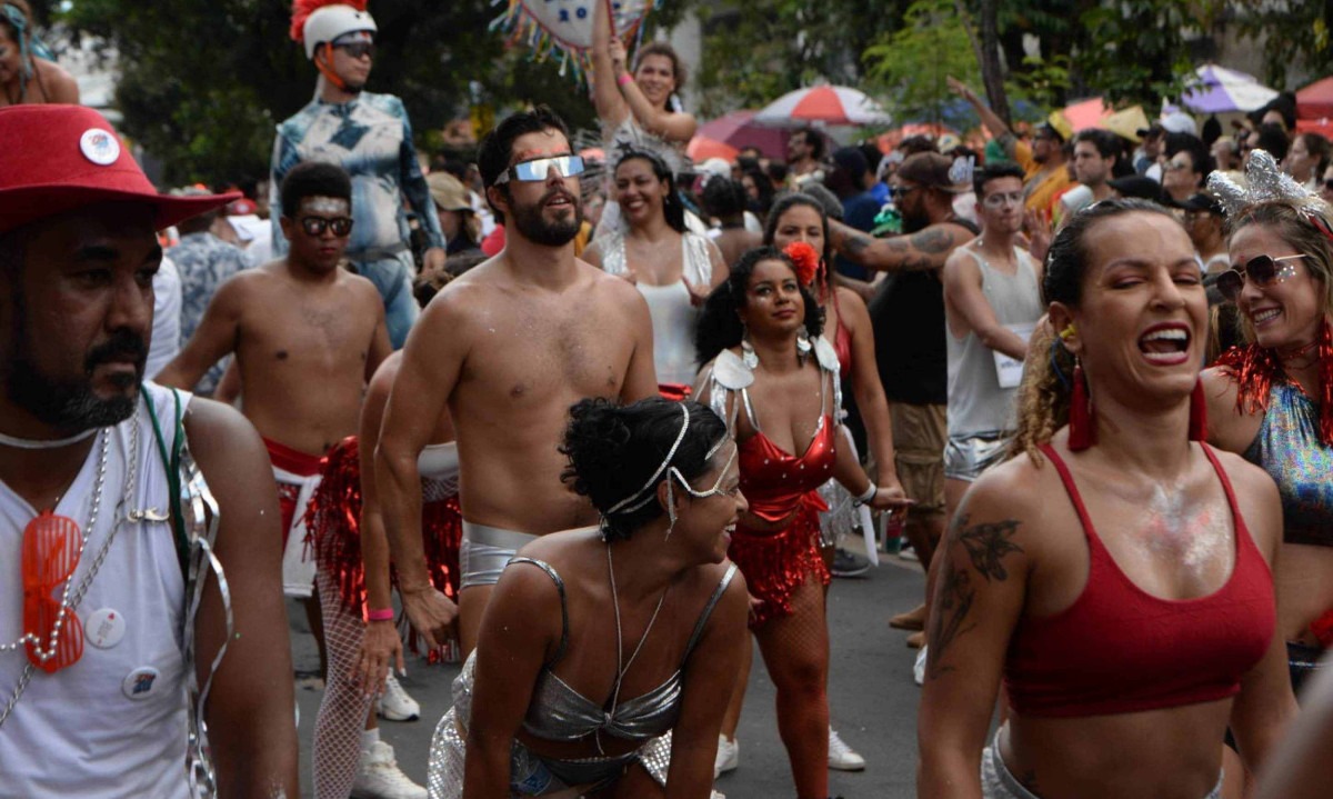 Tradicional bloco Tchanzinho Zona Norte desfilou nas ruas do Bairro Dona Clara neste sábado (15/1) -  (crédito: Túlio Santos/EM/D.A Press)