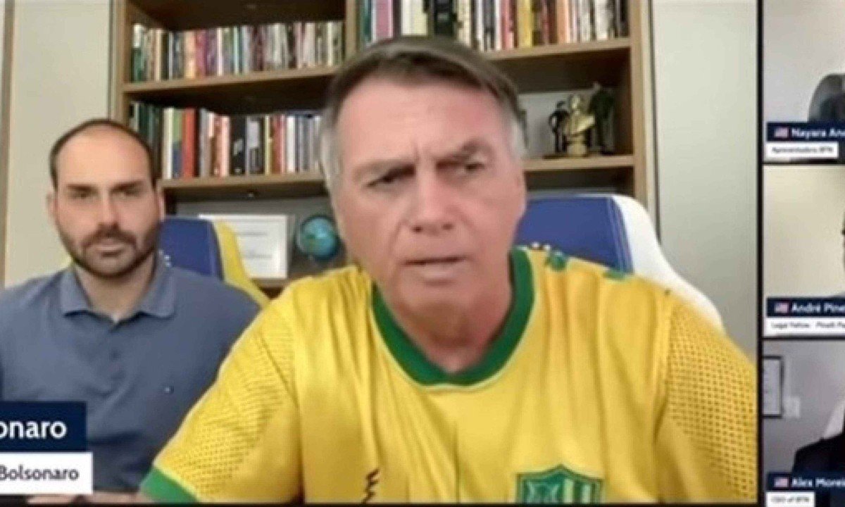 Ex-presidente Jair Bolsonaro participou de uma live junto com apoiadores neste sábado (15/2) -  (crédito: Reprodução/Redes Sociais)