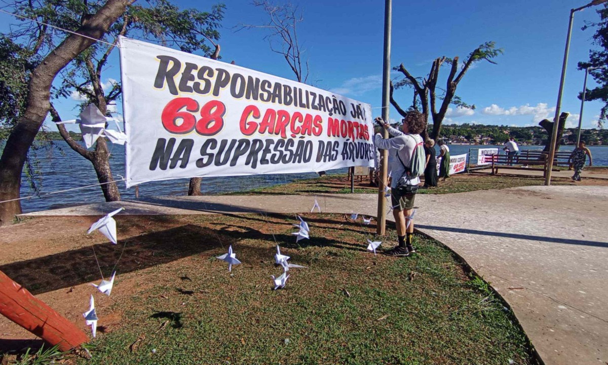 Ato na orla de Lagoa Santa levou faixas cobrando explicações do poder público e a responsabilidade na morte das dezenas de garças -  (crédito: Carlos Altman/EM)