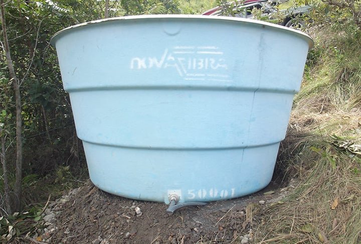 A caixa tinha apenas dois palmos de água, o suficiente para Pedro sofrer um “semiafogamento”, com respiração parcialmente obstruída por conta da entrada de líquido nas vias respiratórias. “Ele broncoaspirou [condição em que um alimento, líquido ou a própria saliva é aspirada para as vias aéreas] tudo o que comeu e teve uma parada cardíaca de mais de 50 minutos