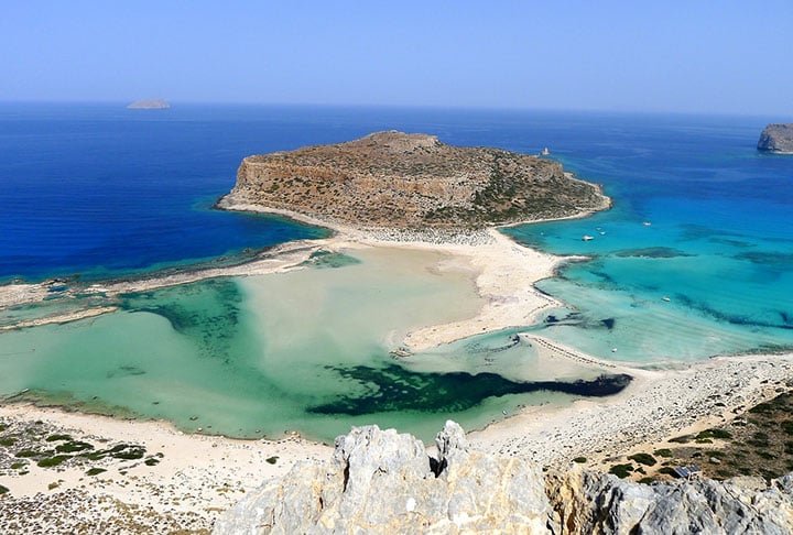 Banhada pelo Mar Egeu, Creta é a maior ilha da Grécia e a quinta maior do Mediterrâneo. A ilha oferece aos visitantes uma experiência única, desde paisagens montanhosas e desfiladeiros impressionantes até praias paradisíacas e cidades vibrantes.