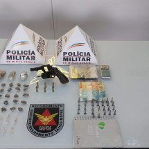 Suspeitos de traficar drogas e ameaçar moradores são presos em Minas - PMMG/Divulgação 