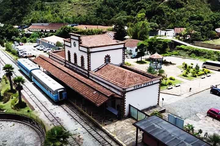 A linha férrea foi essencial para o desenvolvimento das cidades, ligando-as e promovendo o crescimento econômico. O Trem Turístico é uma das principais atrações culturais da região.