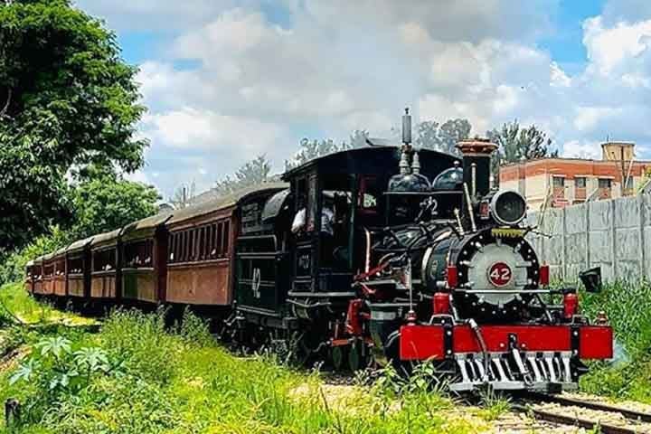 A arquitetura de Ã©poca, associada ao charme de antigos trilhos e Ã  preservaÃ§Ã£o de patrimÃŽnios histÃ³ricos, torna essas estaÃ§Ãµes pontos turÃ­sticos imperdÃ­veis.