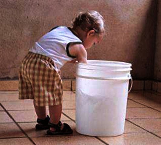 Olho vivo em piscinas, banheiras e até baldes. Dependendo da idade,  eles são perigosos. Nunca deixe as crianças sozinhas no banho.  Em caso de afogamento, vire a criança de lado para expelir a água. Se necessário, faça respiração boca a boca e massagem no tórax. 