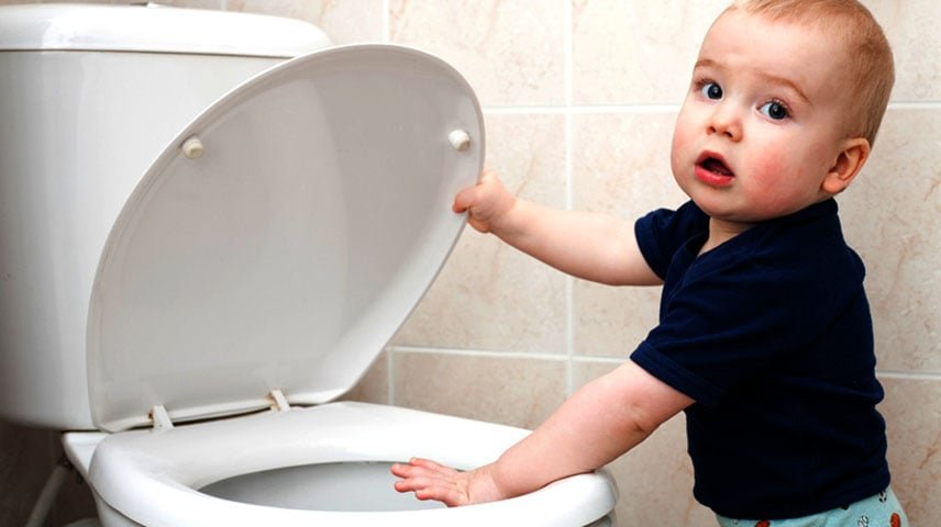 O vaso sanitário também pode ser perigoso para crianças pequenas. Não deixe que elas fiquem sozinhas no banheiro. 