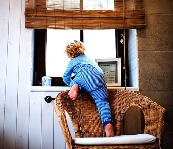 Os cuidados com crianças são fundamentais para evitar acidentes domésticos. Veja algumas medidas que podem ser tomadas para a segurança com os pequenos dentro de casa. 