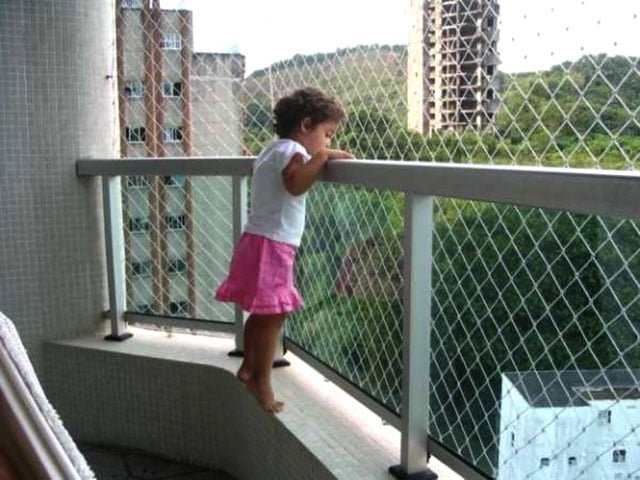 Instale grades ou redes de proteção nas janelas e sacadas. E, mesmo assim, não deixe cadeiras ou bancos perto das janelas. 
