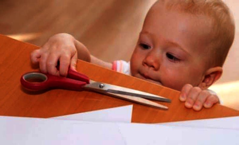 Mantenha os talheres, materiais de costura e tesouras em gavetas elevadas, que não possam ser abertas pelas crianças. 