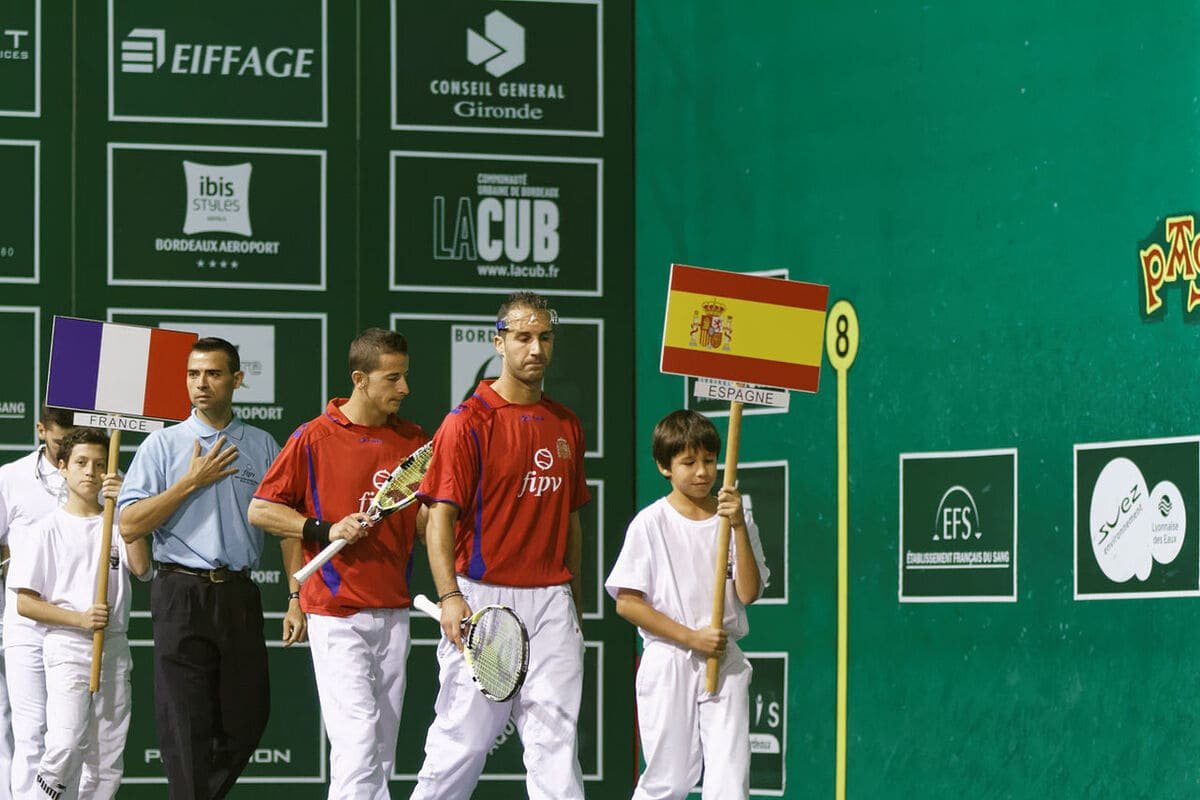 Pelota Basca - A modalidade disputada com raquetes integrou o calendário oficial na primeira vez que Paris sediou os Jogos, em 1900. Na Cidade do México-1968 e em Barcelona-1992, as disputas ocorreram apenas como exibição. 