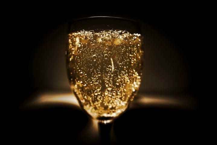 No processo de feitura de vinhos espumantes, o método charmat é quando a segunda fermentação acontece em tanques de aço inoxidável.