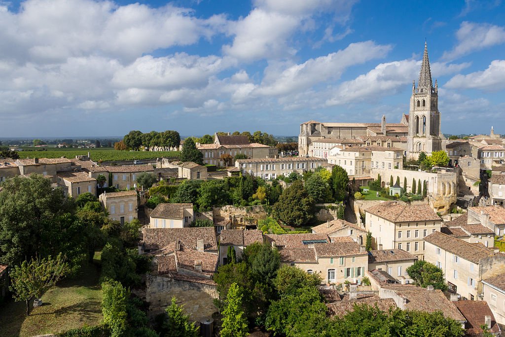  Saint-Émilion (França) - Fica na região de Nova Aquitânia. Fundada no século 8, além da arquitetura medieval, destaca-se pela produção de vinho. Tem cerca de 2,5 mil residentes. 