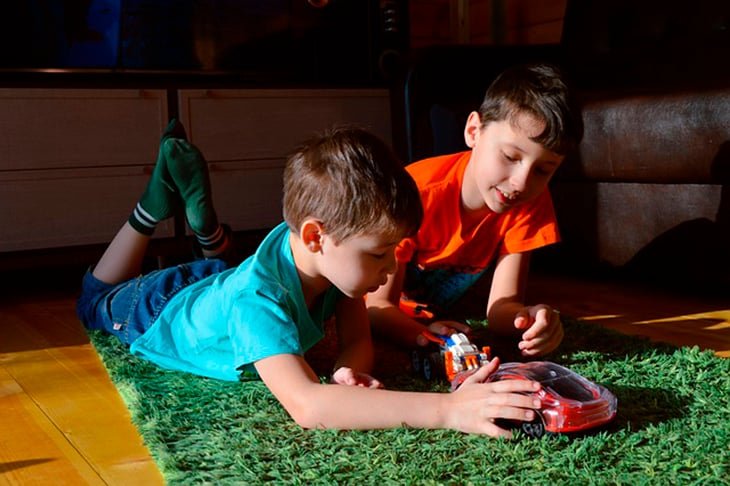 Atenção com os tapetes. Coloque antiderrapante para evitar escorregões. Cuidado com o chão liso e não use cera para evitar que fique escorregadio. 