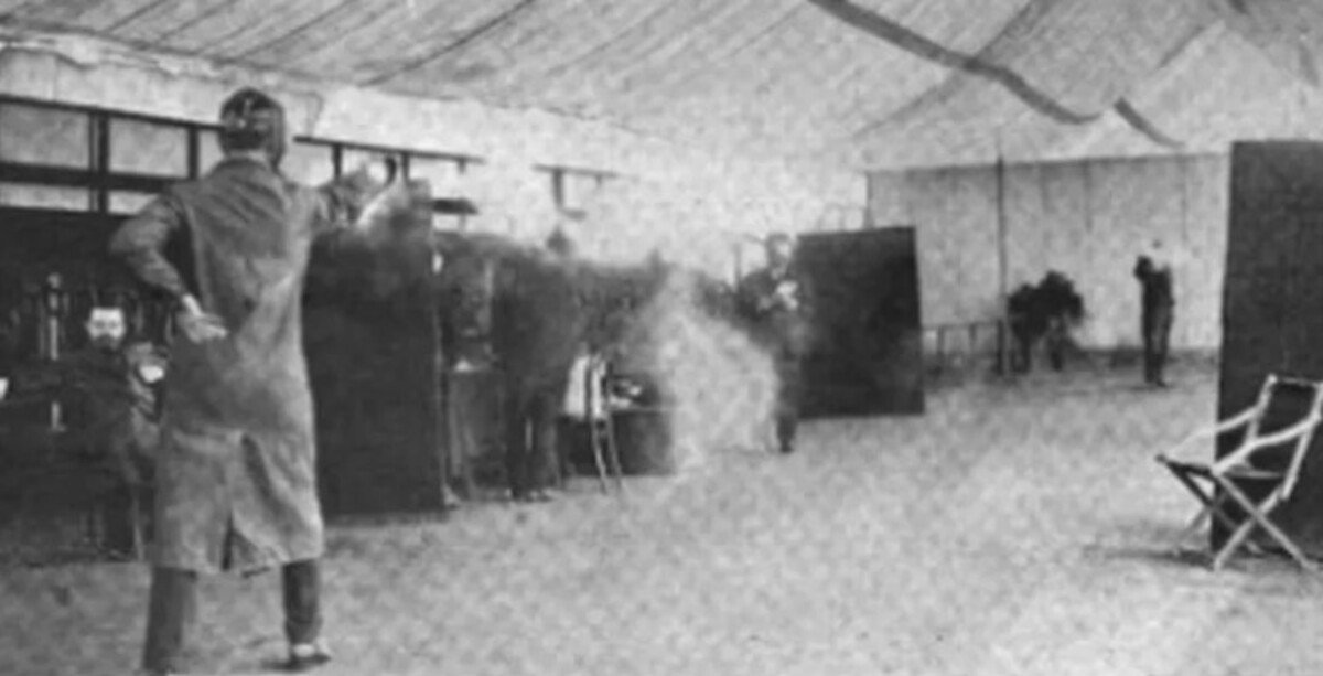 Duelo com pistolas - Em Atenas-1896 e Estocolmo-1912, a modalidade teve competições em que os atiradores tinham como alvos manequins. Quem acertasse mais vezes os bonecos era considerado vencedor. 