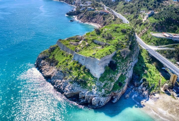 Para se locomover pela ilha, você pode alugar um carro, usar o transporte público ou participar de excursões organizadas.