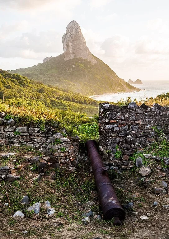 A Fortaleza de Nossa Senhora dos RemÃ©dios tem ruÃ­nas que ainda estÃ£o visÃ­veis no topo de uma colina, perto do centro histÃ³rico da Vila dos RemÃ©dios.