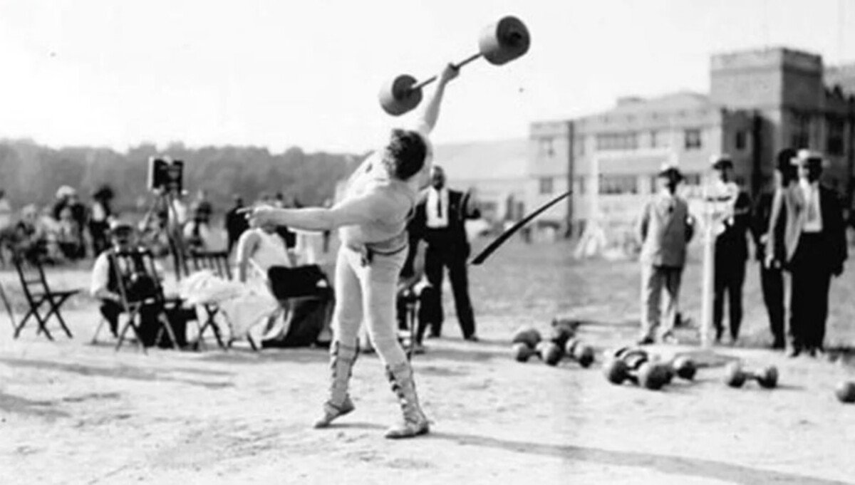 Levantamento de peso com uma mão - Esporte que exigia força e equilíbrio, integrou a programação dos Jogos de Atenas-1896 e Saint-Louis-1904. 